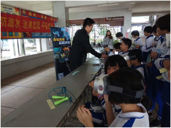 廣州壹傳誠VR禁毒助力攬核中學(xué)禁毒宣傳3
