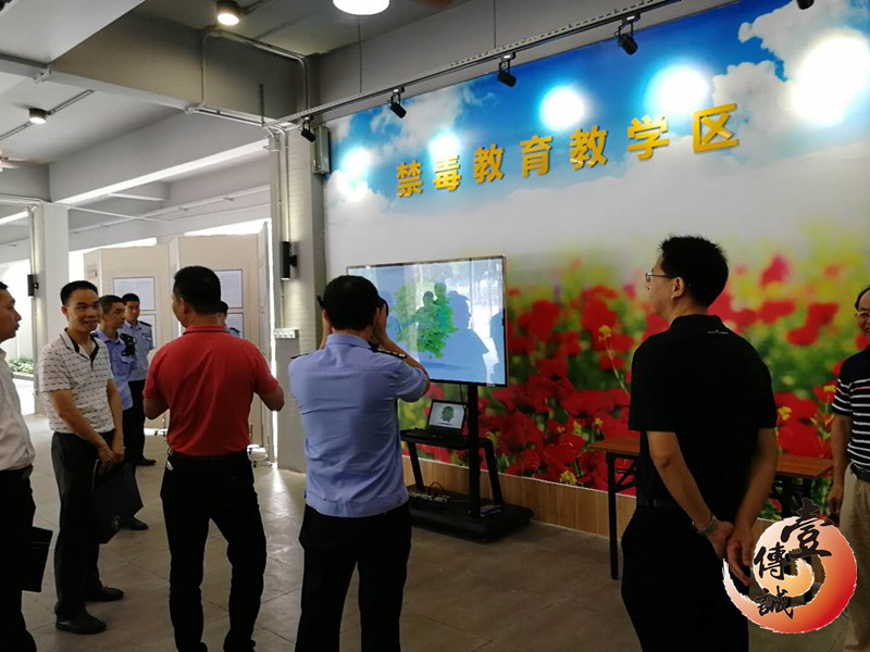 順德一中負(fù)責(zé)人和順德公安在測(cè)試VR禁毒軟件